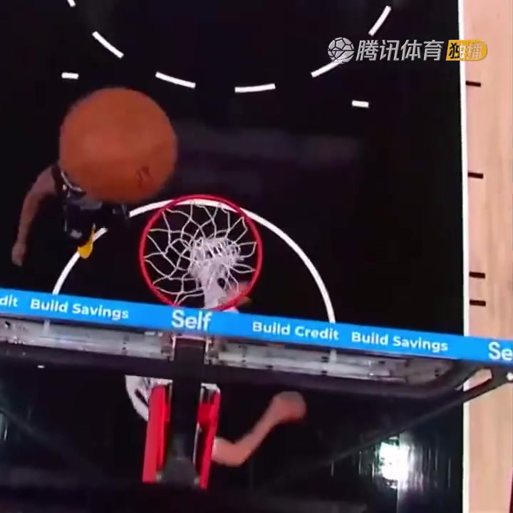 罕見一幕！努爾基奇拋投 球神奇停在籃板上沿 看呆凱爾登?。ㄅ瑺柣婕\）